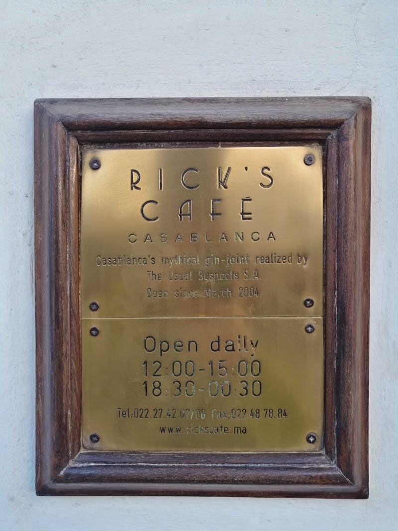 Rick’s Café in Casablanca - Aushang mit Öffnungszeiten - ©Andrej Kulikov (Eberhardt TRAVEL)