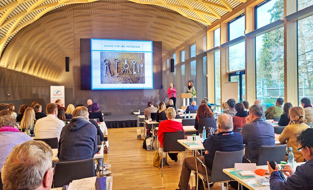 Reiseleiter Tagung 2025 im Institut für Holztechnologie Dresden – © Eberhardt TRAVEL