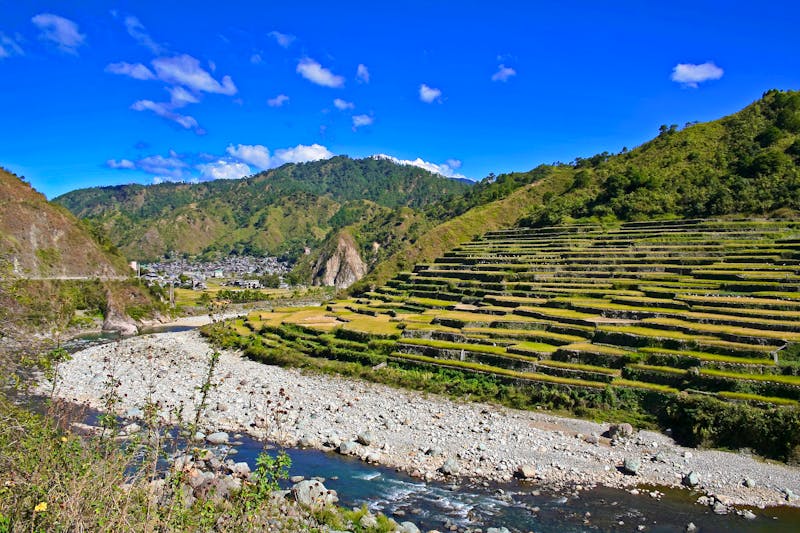 Region Ifugao mit Fluss und Reisterrassen auf der Insel Luzon - ©Simon Gurney - stock.adobe.com