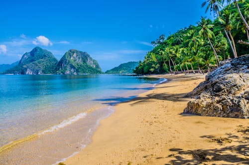 Strand bei El Nido auf der Insel Palawan  &ndash; &copy; Igor Tichonow - stock.adobe.com