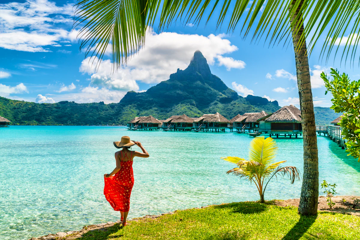 Touristin am Strand von Bora Bora mit Blick auf Mount Otemanu &nbsp;&ndash;&nbsp;&copy;&nbsp;Maridav - stock.adobe.com