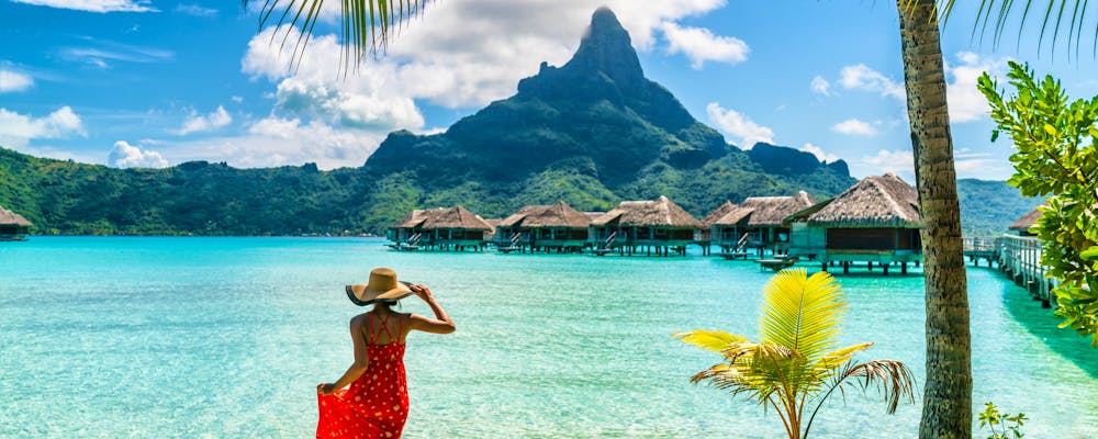 Touristin am Strand von Bora Bora mit Blick auf Mount Otemanu  – © Maridav - stock.adobe.com