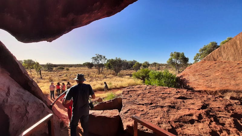Spaziergang am Uluru im Outback - ©Franziska Bergmann - Eberhardt TRAVEL