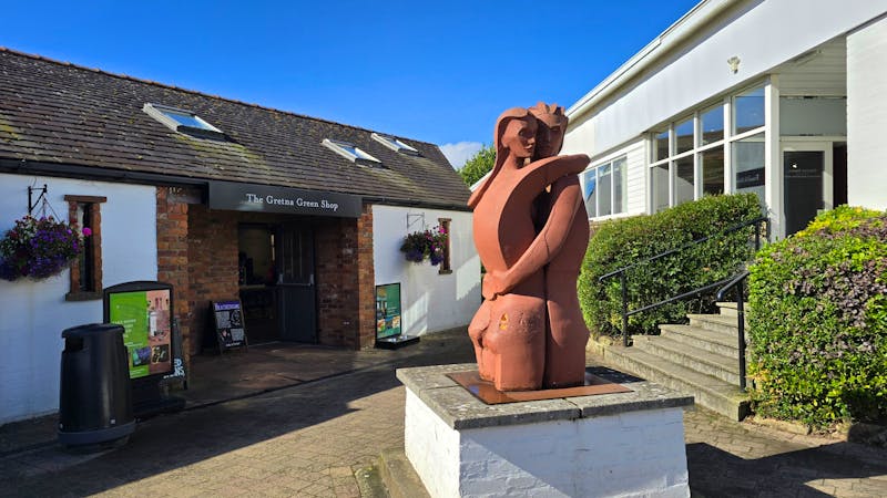 Gretna Green - Skulptur in der Schmiede - ©Marlies Thrum - Eberhardt TRAVEL