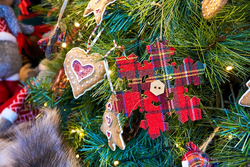 Edinburgh - Weihnachtsdekoration auf dem Weihnachtsmarkt - ©JTana - stock.adobe.com