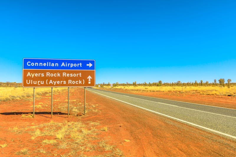Highway im Outback in Richtung Uluru  - ©bennymarty - stock.adobe.com