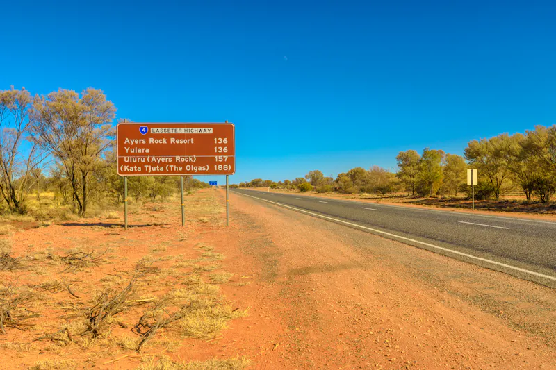 Highway im Outback in Richtung Uluru  - &copy;bennymarty - stock.adobe.com