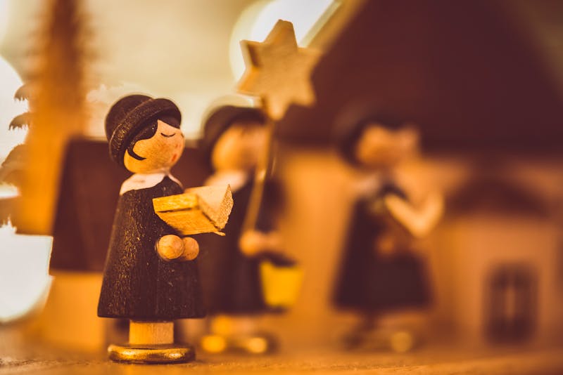 Erzgebirgische Volkskunst - weihnachtliche Kurrendesänger als Holzfiguren - ©Jonathan Schöps - stock.adobe.com