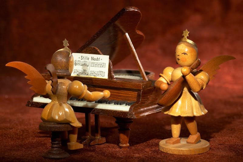 Erzgebirgische Volkskunst - Engelfiguren aus Holz musizieren an Klavier und Laute - ©Ingo Bartussek - stock.adobe.com