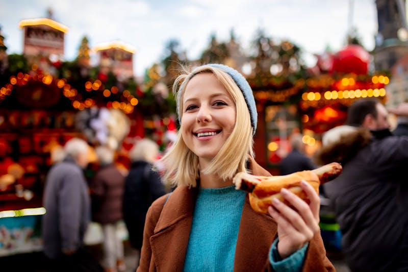 Dresdner Striezelmarkt - Junge Frau erfreut sich an Ihrer Bratwurst - ©Masson - stock.adobe.com