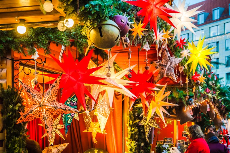 Dresdner Striezelmarkt - mit Herrenhuter Sternen geschmückter Verkaufsstand - ©pureshot - stock.adobe.com