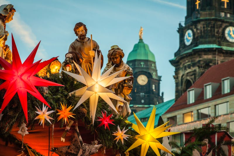 Dresdner Striezelmarkt - mit Herrenhuter Sternen geschmückter Verkaufsstand - ©pureshot - stock.adobe.com