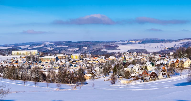 Panoramablick auf das winterliche Seiffen im Erzgebirge - ©htpix - stock.adobe.com