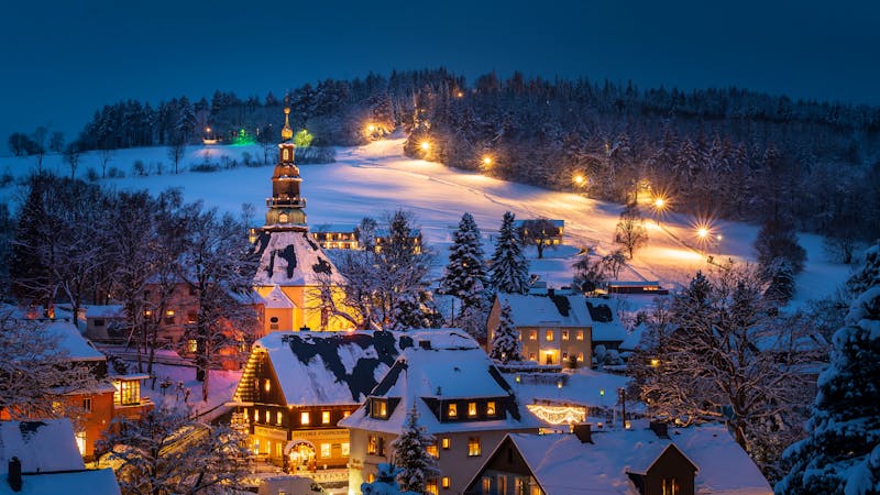 Blick auf das winterliche Seiffen im Erzgebirge zur Weihnachtszeit - ©htpix - stock.adobe.com