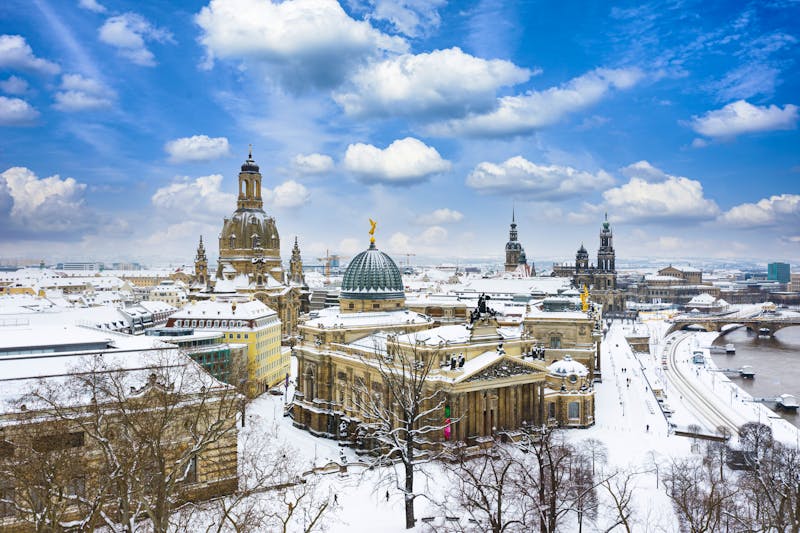 Dresden im Winter -  Blick auf Frauenkirche, Elbe und Schloss - ©modernmovie - stock.adobe.com