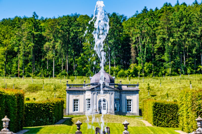 Schloss Freyr - Pavillon und Fontäne im Schlosspark - ©PARA TIDR.  - Adobe Stock
