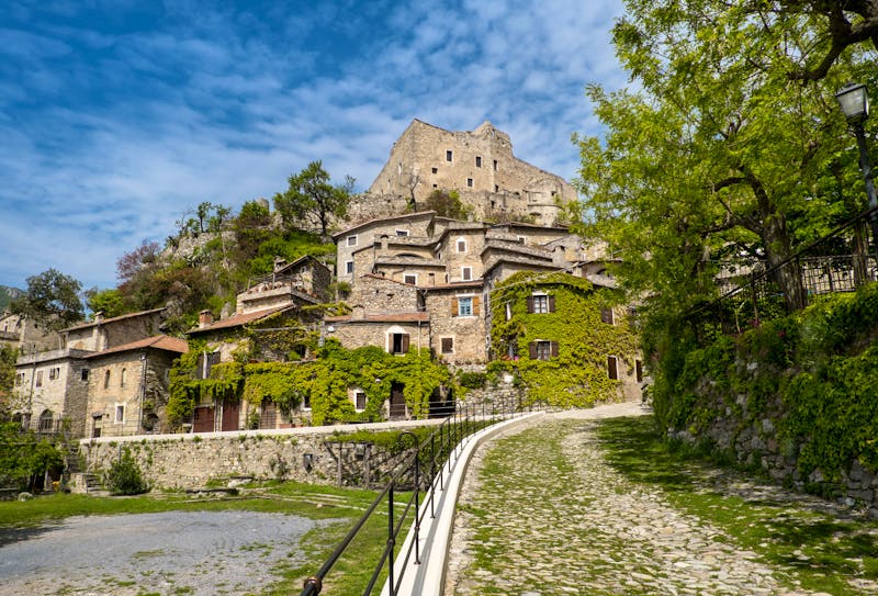 Mittelalterliches Bergdorf Castelvecchio di Rocca Barbena  - ©imagesef - stock.adobe.com