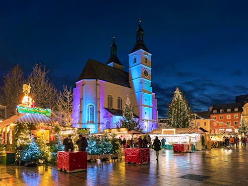 Advent in Regensburg - Weihnachtsmarkt auf dem Neupfarrplatz  &ndash; &copy; Mikhail Markovskiy - stock.adobe.com