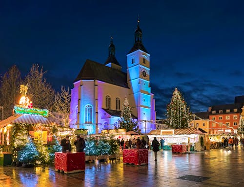 Advent in Regensburg - Weihnachtsmarkt auf dem Neupfarrplatz  – © Mikhail Markovskiy - stock.adobe.com
