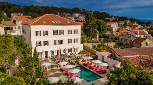 Dolphin Suites Croatia Hotelgebäude – © Dolphin Suites Croatia