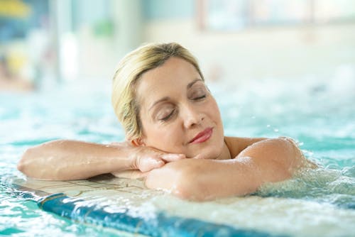 Wellness im Thermalbad &ndash; &copy; goodluz - stock.adobe.com