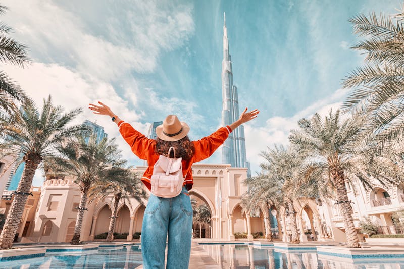 Dubai - Touristin mit Blick auf den Burj Khalifa und die Skyline  - ©EdNurg - stock.adobe.com