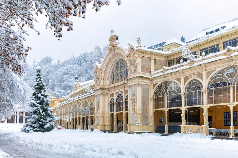 Verschneite Hauptkolonnade mit Weihnachtsbaum in der Kurstadt Marianske Lazne (Marienbad) &ndash; &copy; Jiri Vanicek - stock.adobe.com