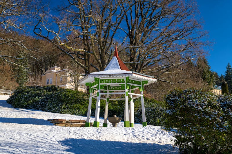 Marienbad (Marianske Lazne) - Holzpavillon der Mineralquelle im Kurpark im Winter - ©Jiri Vanicek - stock.adobe.com
