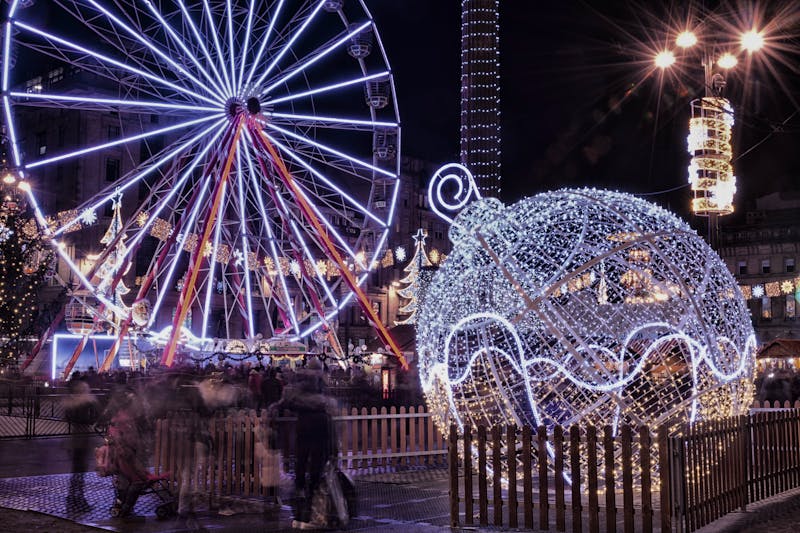 Weihnachtsdekoration und ein großes Schiff bei Nacht auf dem George Square in Glasgow - ©vetasster - stock.adobe.com