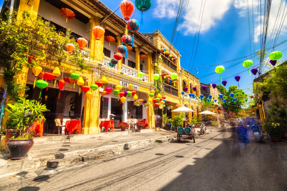 Hoi An  Altstadt mit typischen Laternen - Vietnam &ndash; &copy; romanslavik.com - stock.adobe.com
