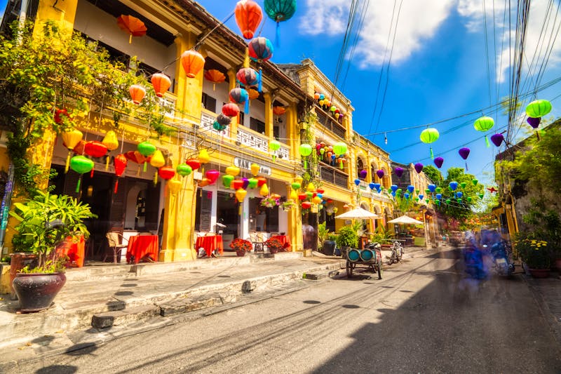 Hoi An  Altstadt mit typischen Laternen - Vietnam - ©romanslavik.com - stock.adobe.com