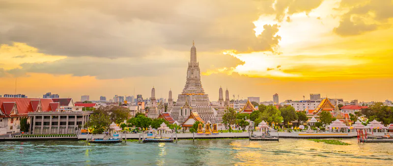 Wat Arun Panorama in Bangkok - Thailand - &copy;kardd - stock.adobe.com