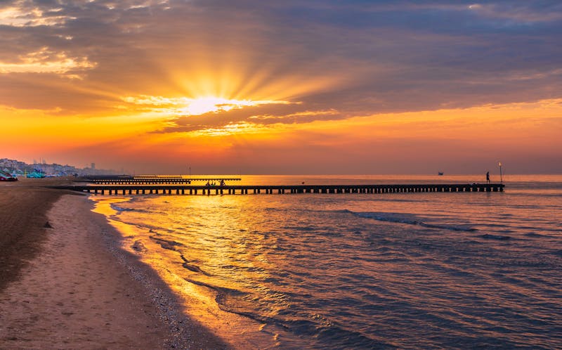 Lido di Jesolo - Sonnenuntergang am Adria-Strand - ©Mustafa Kurnaz - stock.adobe.com