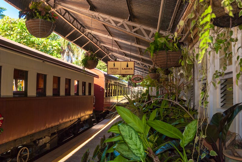 Kuranda Scenic Railway in Queensland - Bahnstation mit Eisenbahn - ©Marco Saracco - stock.adobe.com