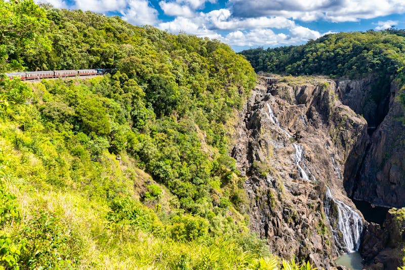 Kuranda Scenic Railway in Queensland am Barron-Wasserfall - ©Nadine Wagner - stock.adobe.com