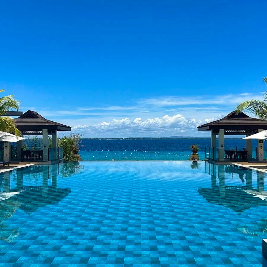 Crimson Resort and Spa Mactan - Infinitypool&nbsp;&ndash;&nbsp;&copy;&nbsp;Crimson Resort and Spa Mactan