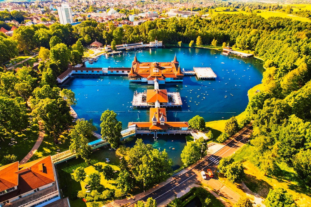 Kurort Heviz in der Nähe des Plattensees - Luftaufnahme des berühmten Thermalsees – © Zedspider - stock.adobe.com