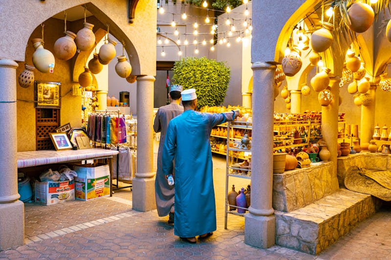 Nizwa im Oman - traditioneller arabischer Basar mit handgemachte Töpferwaren und Souvenirs - ©Curioso.Photography - stock.adobe.com