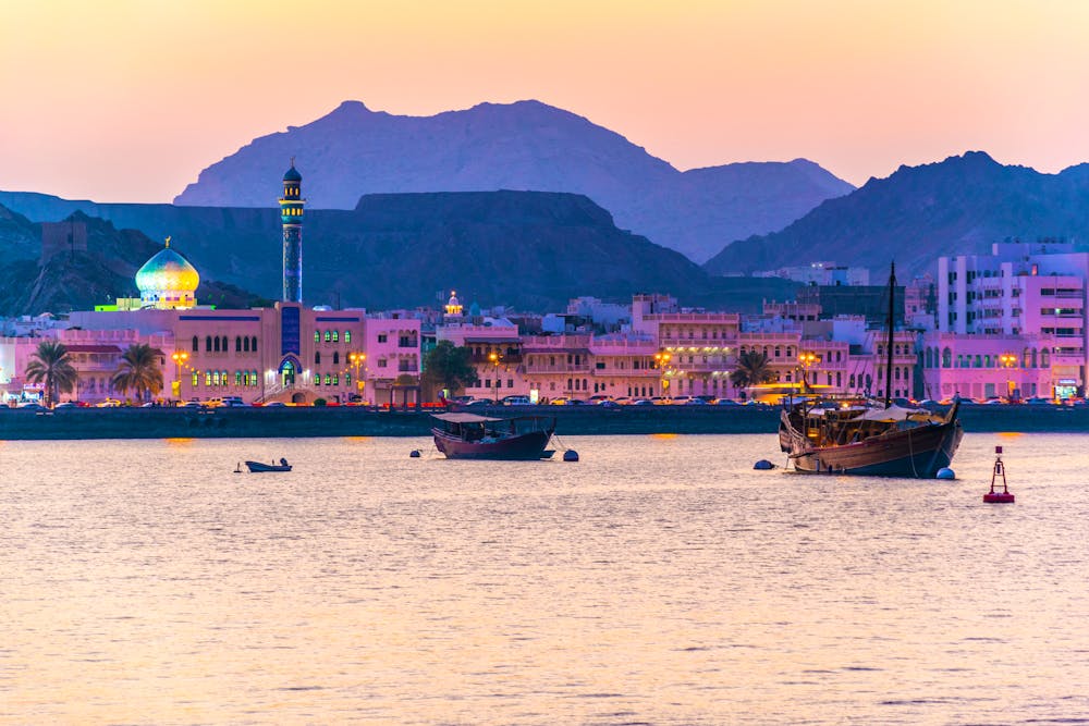 Küstenlinie des Stadtteils Muttrah in Muscat bei Sonnenuntergang &ndash; &copy; dudlajzov - stock.adobe.com