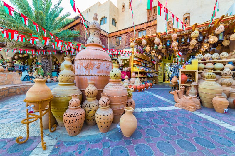 Kunsthandwerkliche Produkte im alten Souq von Nizwa in Oman - ©NICOLA - stock.adobe.com