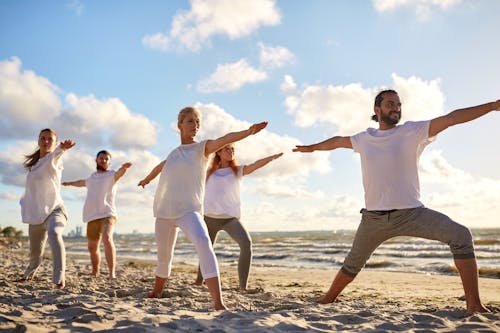 Yoga am Strand &ndash; &copy; Syda Productions - stock.adobe.com