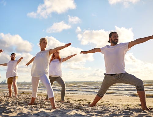 Yoga am Strand – © Syda Productions - stock.adobe.com