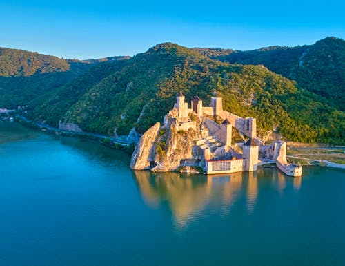 Festung Golubac an der Donau – © Martin Mecnarowski - stock.adobe.com