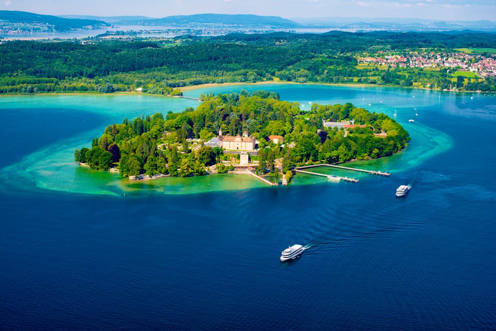 Insel Mainau und Bodensee von oben &ndash; &copy; Harald Tedesco - stock.adobe.com