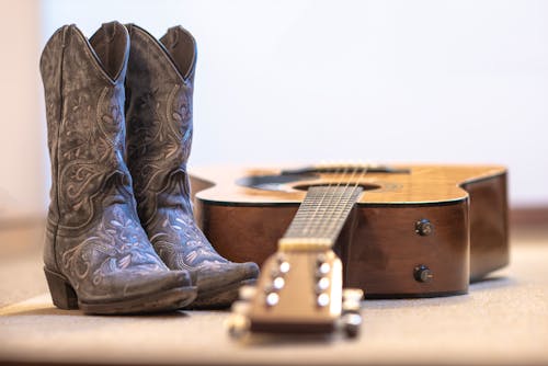 Line dance - Gitarre und Cowboystiefel &ndash; &copy; barbarasimoni - stock.adobe.com