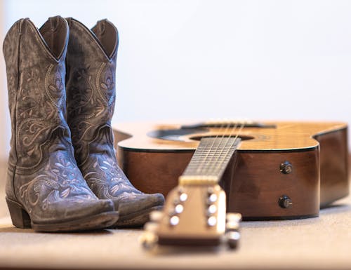 Line dance - Gitarre und Cowboystiefel – © barbarasimoni - stock.adobe.com