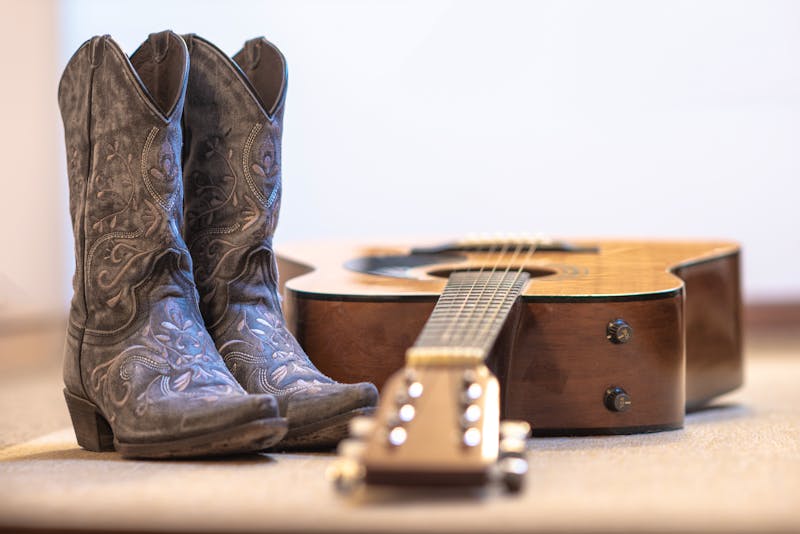 Line dance - Gitarre und Cowboystiefel - ©barbarasimoni - stock.adobe.com