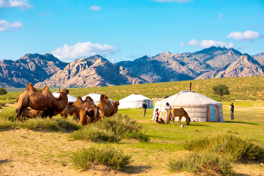 Mongolei - Jurten und Hirten in der Kleinen Gobi &ndash; &copy; pop_gino - stock.adobe.com