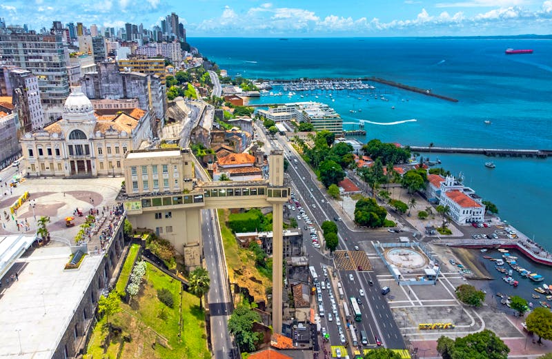Salvador de Bahia - der Aufzug Lacerda verbindet die Ober- und Unterstadt - ©Pedro - stock.adobe.com