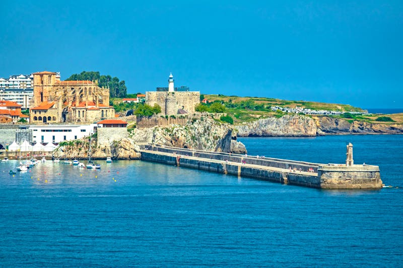 Castro Urdiales in Kantabrien - Kirche und Leuchtturm am Meer - ©F.C.G. - stock.adobe.com